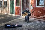 harp-gitar çalan venedikli sokak sanatçısı